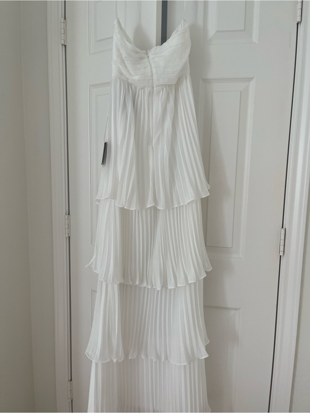 Elegant White Layered Pleated Brand New Women’s Dress - Picture 2 of 5